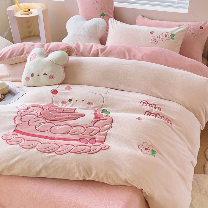 91家纺网 家纺一手货源 找家纺 鱼宝 2023新款牛奶绒卡通绣花三件套四件套 蛋糕兔米白