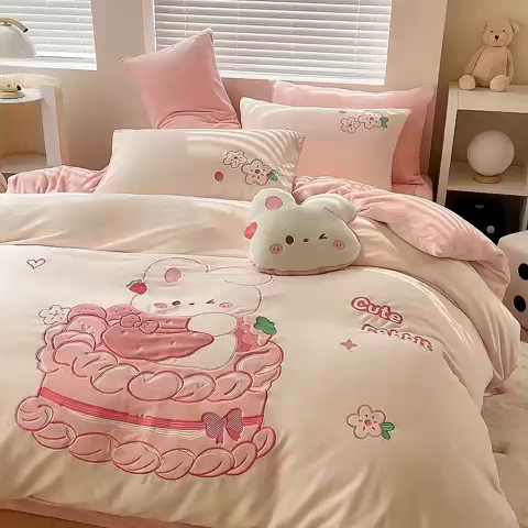 91家纺网 家纺一手货源 找家纺 鱼宝 2023新款牛奶绒卡通绣花三件套四件套 蛋糕兔米白