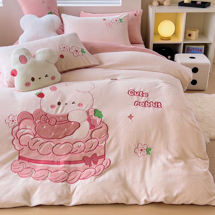 91家纺网 家纺一手货源 找家纺 鱼宝 2023新款牛奶绒卡通绣花三件套四件套 蛋糕兔米白