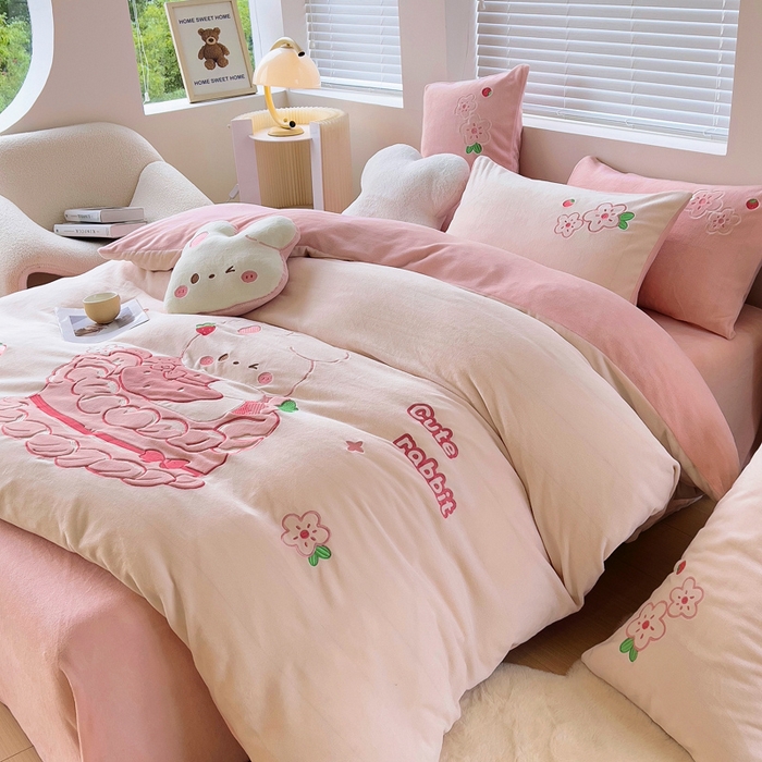 91家纺网 家纺一手货源 找家纺 鱼宝 2023新款牛奶绒卡通绣花三件套四件套 蛋糕兔米白