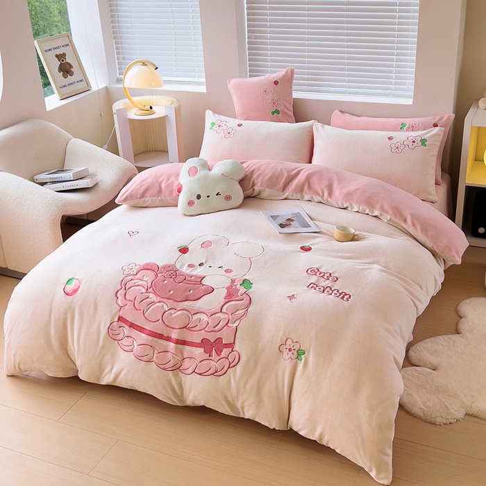 91家纺网 家纺一手货源 找家纺 鱼宝 2023新款牛奶绒卡通绣花三件套四件套 蛋糕兔米白