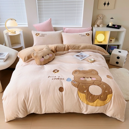 91家纺网 家纺一手货源 找家纺 鱼宝 2023新款牛奶绒卡通绣花三件套四件套 烘培熊