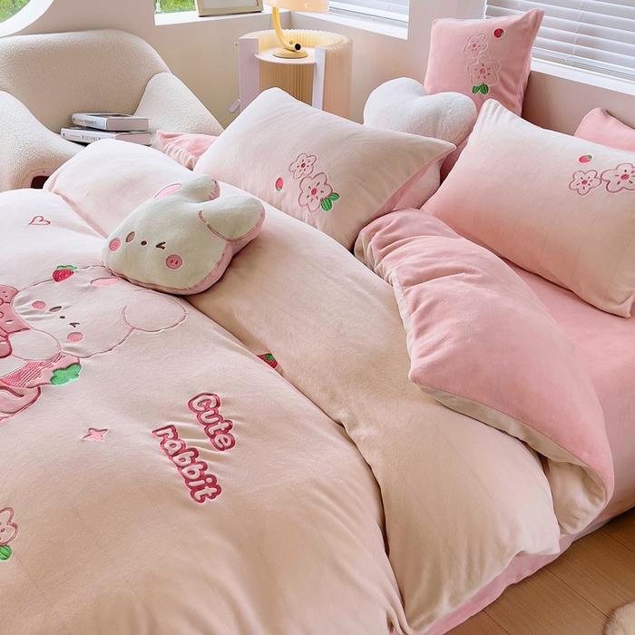 91家纺网 家纺一手货源 找家纺 鱼宝 2023新款牛奶绒卡通绣花三件套四件套 蛋糕兔米白