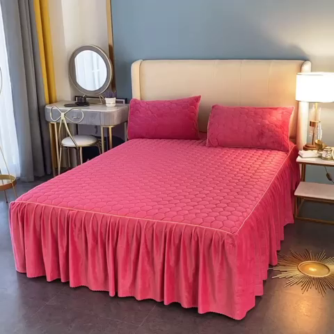 91家纺网 家纺一手货源 找家纺 胜权家纺 2023新款牛奶绒纯色夹棉单床裙单件保暖三件套席梦思床护垫 唯美-酒红色