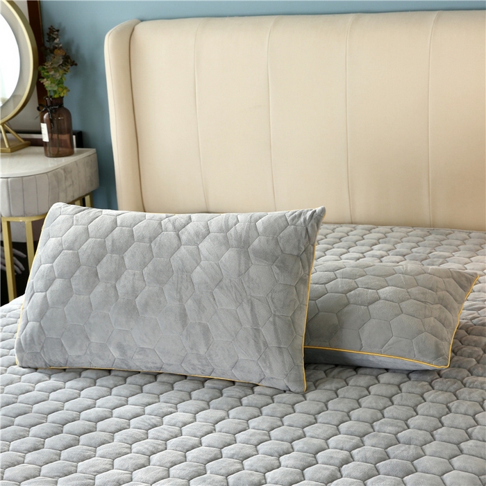 91家纺网 家纺一手货源 找家纺 （总）胜权 2024新款牛奶绒纯色夹棉单床裙单件保暖三件套席梦思床护垫