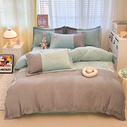 91家纺网 家纺一手货源 找家纺 （总）爱上家居 2023新款保暖加厚卡通刺绣牛奶绒四件套