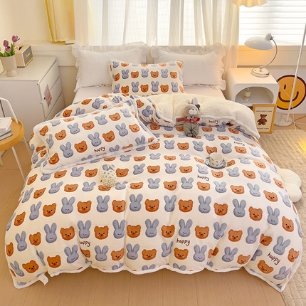 91家纺网 家纺一手货源 找家纺 多乐家纺 2023新款印花牛奶绒羊羔绒毛毯被 兔兔和熊熊