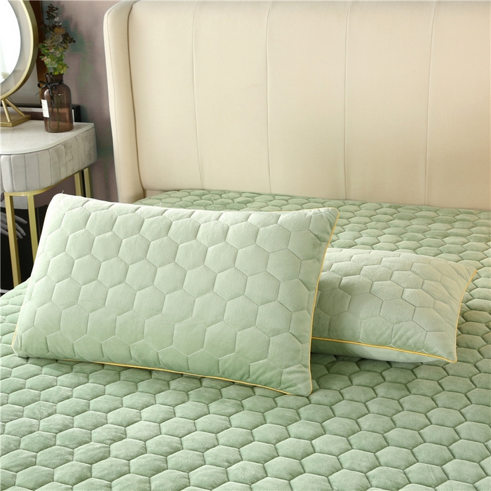 91家纺网 家纺一手货源 找家纺 胜权家纺 2023新款牛奶绒纯色夹棉单床裙单件保暖三件套席梦思床护垫 唯美-浅石绿