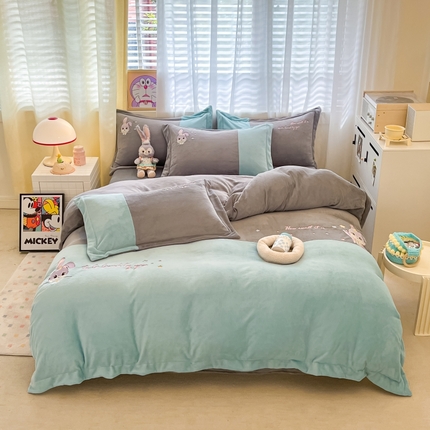 爱上家居 2023新款保暖加厚卡通刺绣牛奶绒四件套 兔眠-天空蓝拼灰