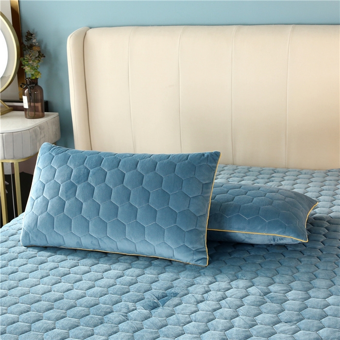 91家纺网 家纺一手货源 找家纺 胜权家纺 2023新款牛奶绒纯色夹棉单床裙单件保暖三件套席梦思床护垫 唯美-烟雾兰