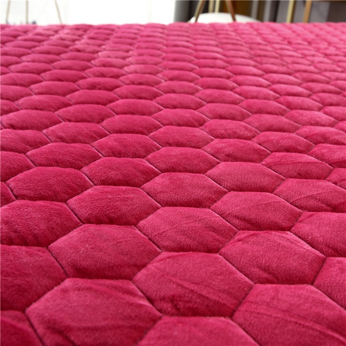 91家纺网 家纺一手货源 找家纺 胜权家纺 2023新款牛奶绒纯色夹棉单床裙单件保暖三件套席梦思床护垫 唯美-酒红色