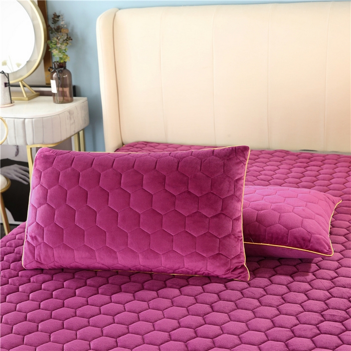 91家纺网 家纺一手货源 找家纺 胜权家纺 2023新款牛奶绒纯色夹棉单床裙单件保暖三件套席梦思床护垫 唯美-酱紫色