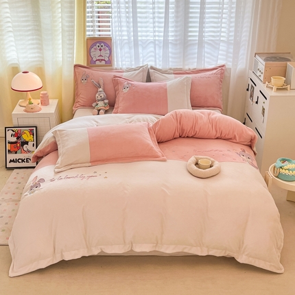 91家纺网 家纺一手货源 找家纺 （总）爱上家居 2023新款保暖加厚卡通刺绣牛奶绒四件套