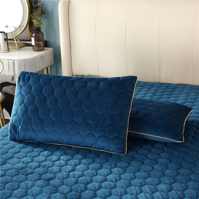 91家纺网 家纺一手货源 找家纺 胜权家纺 2023新款牛奶绒纯色夹棉单床裙单件保暖三件套席梦思床护垫 唯美-绅士蓝