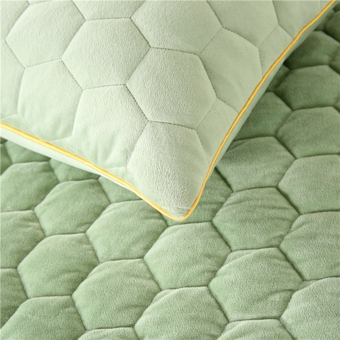 91家纺网 家纺一手货源 找家纺 胜权家纺 2023新款牛奶绒纯色夹棉单床裙单件保暖三件套席梦思床护垫 唯美-浅石绿