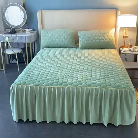 91家纺网 家纺一手货源 找家纺 胜权家纺 2023新款牛奶绒纯色夹棉单床裙单件保暖三件套席梦思床护垫 唯美-浅石绿