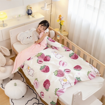 91家纺网 家纺一手货源 找家纺 宝贝优选  2023新款儿童豆豆绒冬被（可拆卸）缤纷草莓