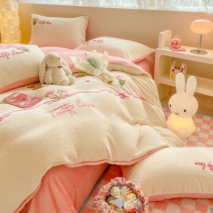 91家纺网 家纺一手货源 找家纺 眠屿家纺 2023新款牛奶绒毛巾绣四件套（温馨版） 花丛动物-白