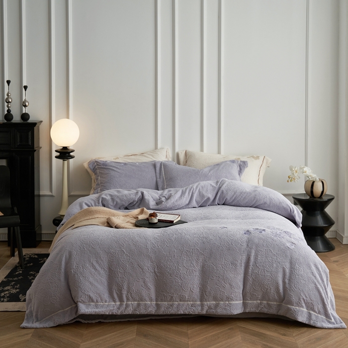 91家纺网 家纺一手货源 找家纺 云胡 2023新款230克雕花牛奶绒绣花贴线宽边工艺款四件套馥郁紫