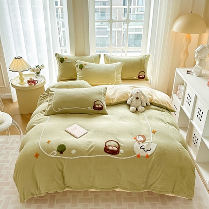 91家纺网 家纺一手货源 找家纺 眠屿家纺 2023新款牛奶绒毛巾绣四件套（温馨版） 快乐鸭鸭
