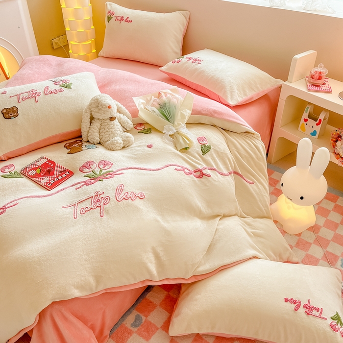 91家纺网 家纺一手货源 找家纺 眠屿家纺 2023新款牛奶绒毛巾绣四件套（温馨版） 花丛动物-白