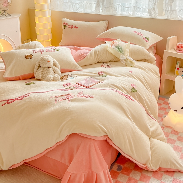 91家纺网 家纺一手货源 找家纺 眠屿家纺 2023新款牛奶绒毛巾绣四件套（温馨版） 花丛动物-白