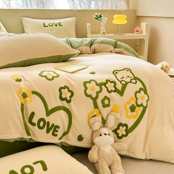 91家纺网 家纺一手货源 找家纺 眠屿家纺 2023新款牛奶绒毛巾绣四件套（温馨版） 爱心小熊