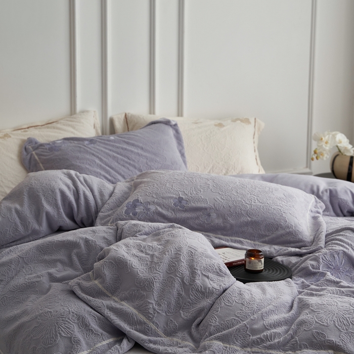 91家纺网 家纺一手货源 找家纺 云胡 2023新款230克雕花牛奶绒绣花贴线宽边工艺款四件套馥郁紫