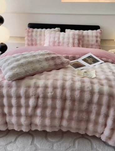 91家纺网 家纺一手货源 找家纺 慕晨 2023新款兔兔绒四件套暖冬系列 暖冬-粉