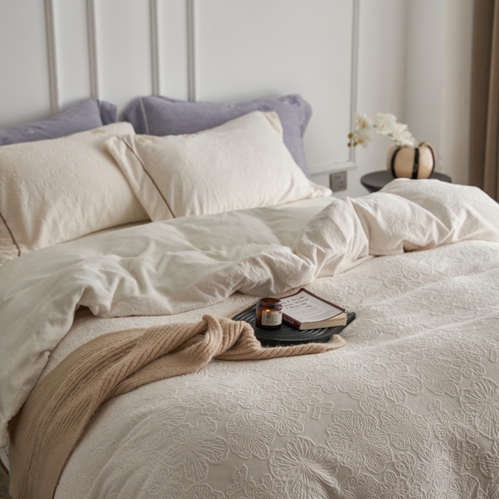 91家纺网 家纺一手货源 找家纺 （总）云胡 2023新款230克雕花牛奶绒绣花贴线宽边工艺款四件套