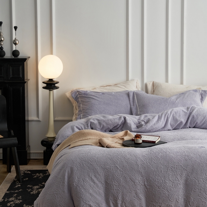 91家纺网 家纺一手货源 找家纺 云胡 2023新款230克雕花牛奶绒绣花贴线宽边工艺款四件套馥郁紫