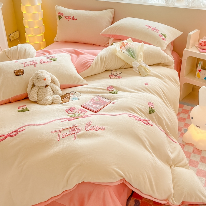 91家纺网 家纺一手货源 找家纺 眠屿家纺 2023新款牛奶绒毛巾绣四件套（温馨版） 花丛动物-白