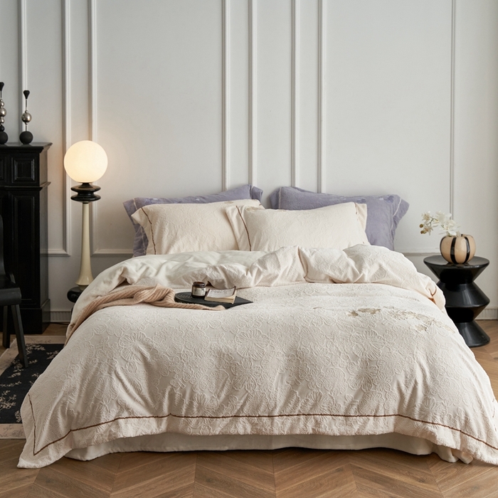 91家纺网 家纺一手货源 找家纺 云胡 2023新款230克雕花牛奶绒绣花贴线宽边工艺款四件套馥郁白