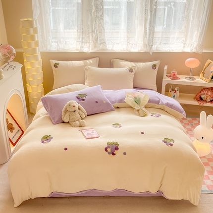 91家纺网 家纺一手货源 找家纺 眠屿家纺 2023新款牛奶绒毛巾绣四件套（温馨版） 紫葡萄