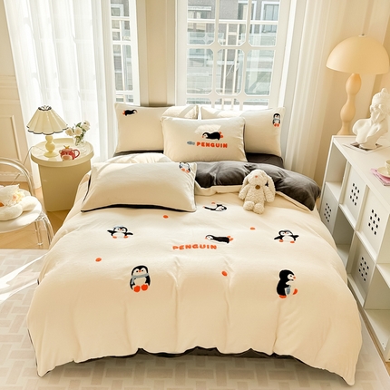 91家纺网 家纺一手货源 找家纺 眠屿家纺 2023新款牛奶绒毛巾绣四件套（温馨版） 企鹅抓鱼