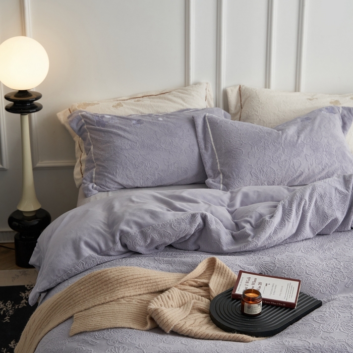 91家纺网 家纺一手货源 找家纺 云胡 2023新款230克雕花牛奶绒绣花贴线宽边工艺款四件套馥郁紫