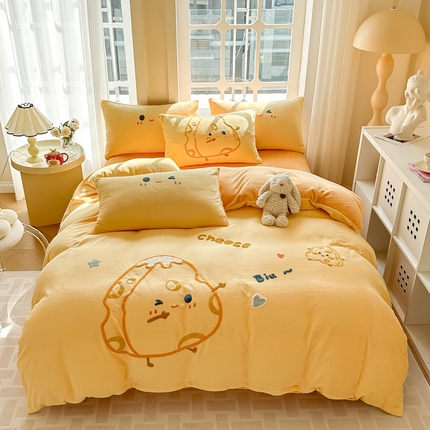 91家纺网 家纺一手货源 找家纺 眠屿家纺 2023新款牛奶绒毛巾绣四件套（温馨版） 调皮芝士（场景2）