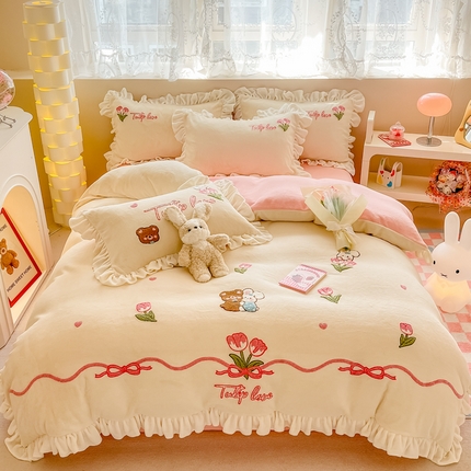 眠屿家纺2023新款花边款毛巾绣牛奶绒四件套（温馨版）花边花丛动物-白