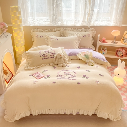 眠屿家纺2023新款花边款毛巾绣牛奶绒四件套（温馨版）花边兔子花园-白