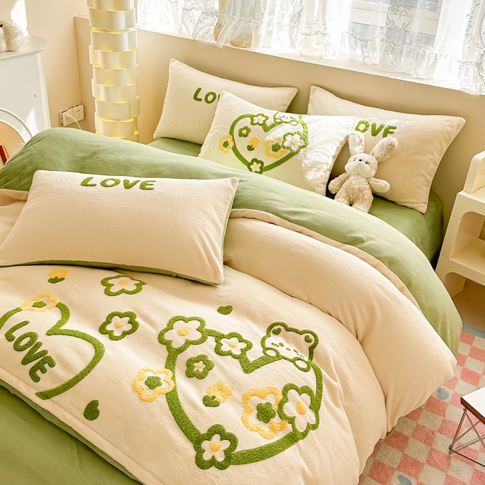 91家纺网 家纺一手货源 找家纺 眠屿家纺 2023新款牛奶绒毛巾绣四件套（温馨版） 爱心小熊