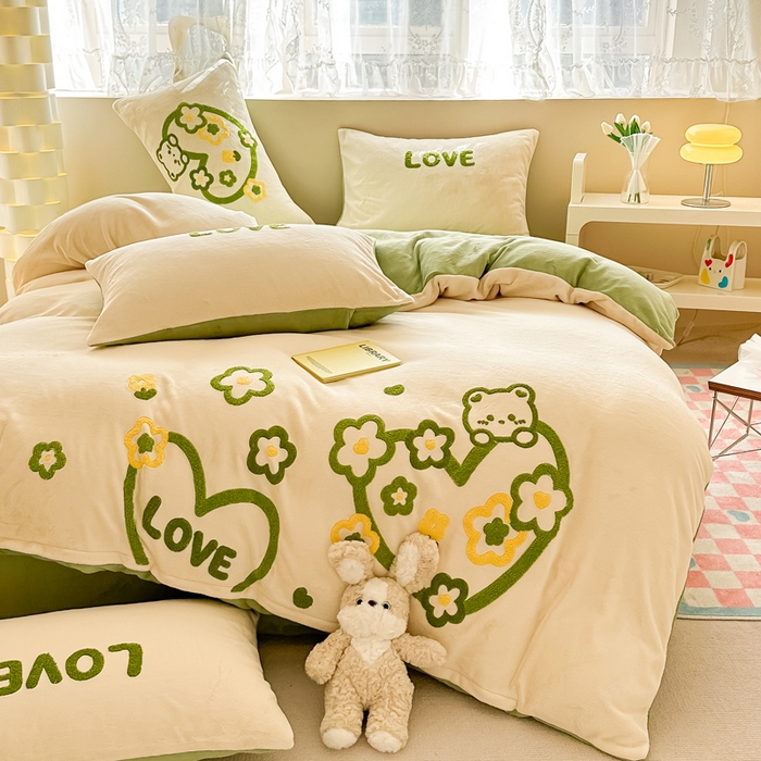 91家纺网 家纺一手货源 找家纺 眠屿家纺 2023新款牛奶绒毛巾绣四件套（温馨版） 爱心小熊