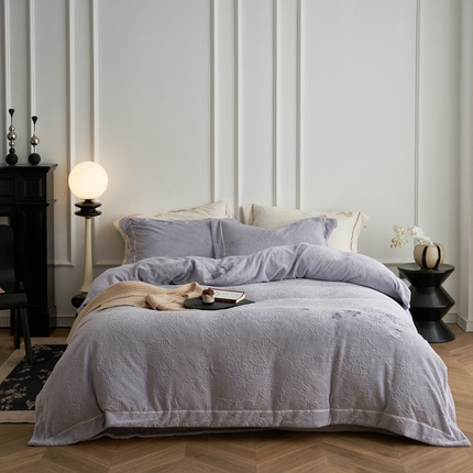 91家纺网 家纺一手货源 找家纺 云胡 2023新款230克雕花牛奶绒绣花贴线宽边工艺款四件套馥郁紫