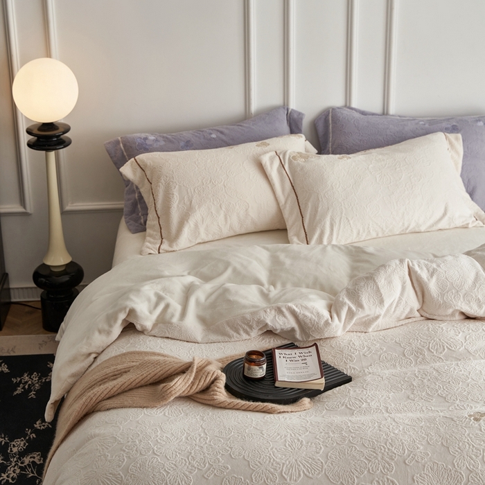 91家纺网 家纺一手货源 找家纺 云胡 2023新款230克雕花牛奶绒绣花贴线宽边工艺款四件套馥郁白