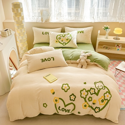 91家纺网 家纺一手货源 找家纺 眠屿家纺 2023新款牛奶绒毛巾绣四件套（温馨版） 爱心小熊