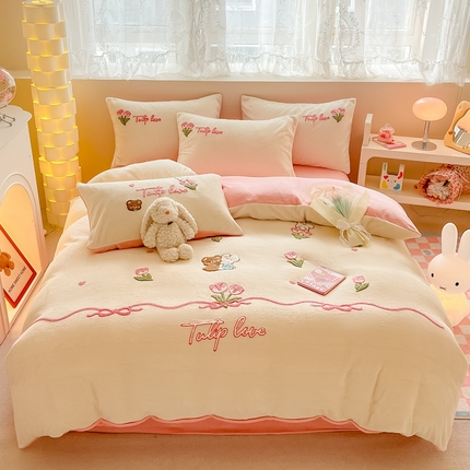 91家纺网 家纺一手货源 找家纺 眠屿家纺 2023新款牛奶绒毛巾绣四件套（温馨版） 花丛动物-白