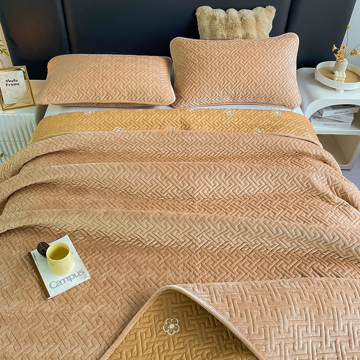 91家纺网 家纺一手货源 找家纺 恋绒家纺 2025新款高克重240克宝宝绒床盖一面绒一面棉床罩 卡其驼