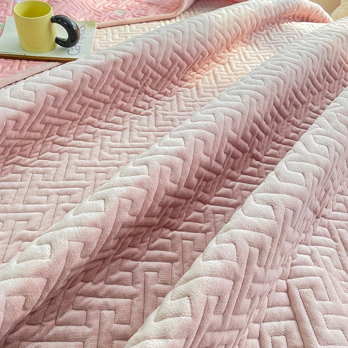 91家纺网 家纺一手货源 找家纺 恋绒家纺 2025新款高克重240克宝宝绒床盖一面绒一面棉床罩 蔷薇粉