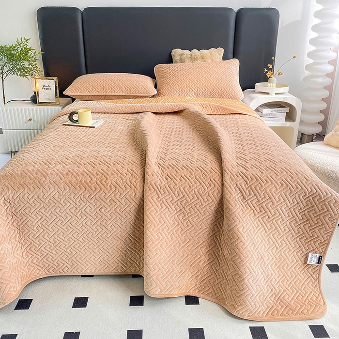 91家纺网 家纺一手货源 找家纺 恋绒家纺 2025新款高克重240克宝宝绒床盖一面绒一面棉床罩 卡其驼