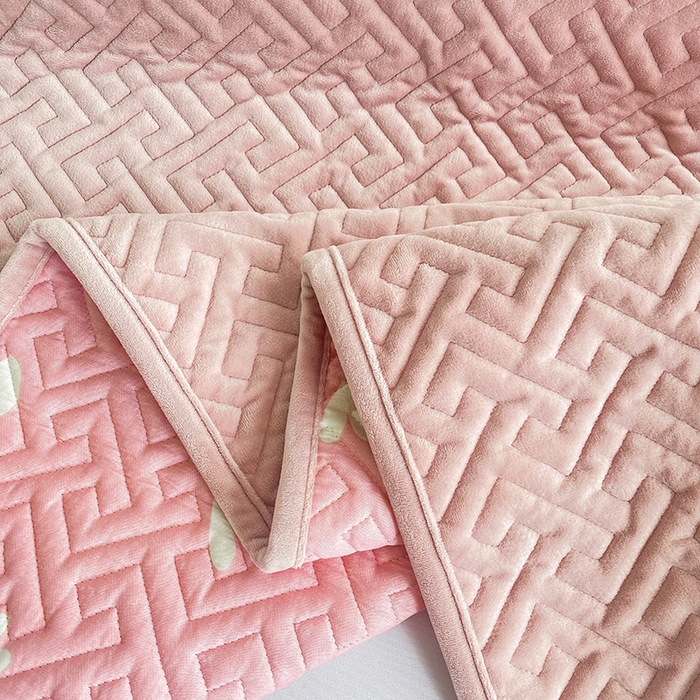 91家纺网 家纺一手货源 找家纺 恋绒家纺 2025新款高克重240克宝宝绒床盖一面绒一面棉床罩 蔷薇粉