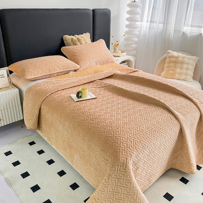 91家纺网 家纺一手货源 找家纺 恋绒家纺 2025新款高克重240克宝宝绒床盖一面绒一面棉床罩 卡其驼